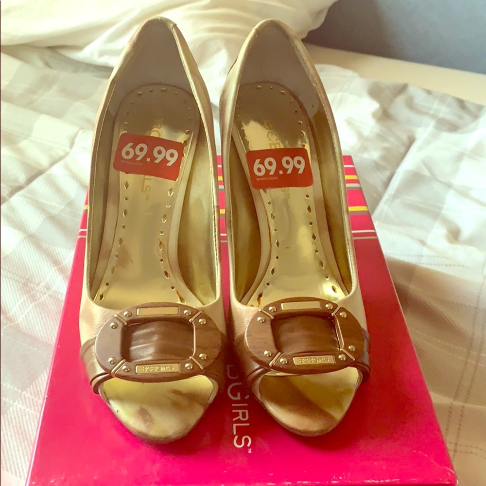 BCBG pumps